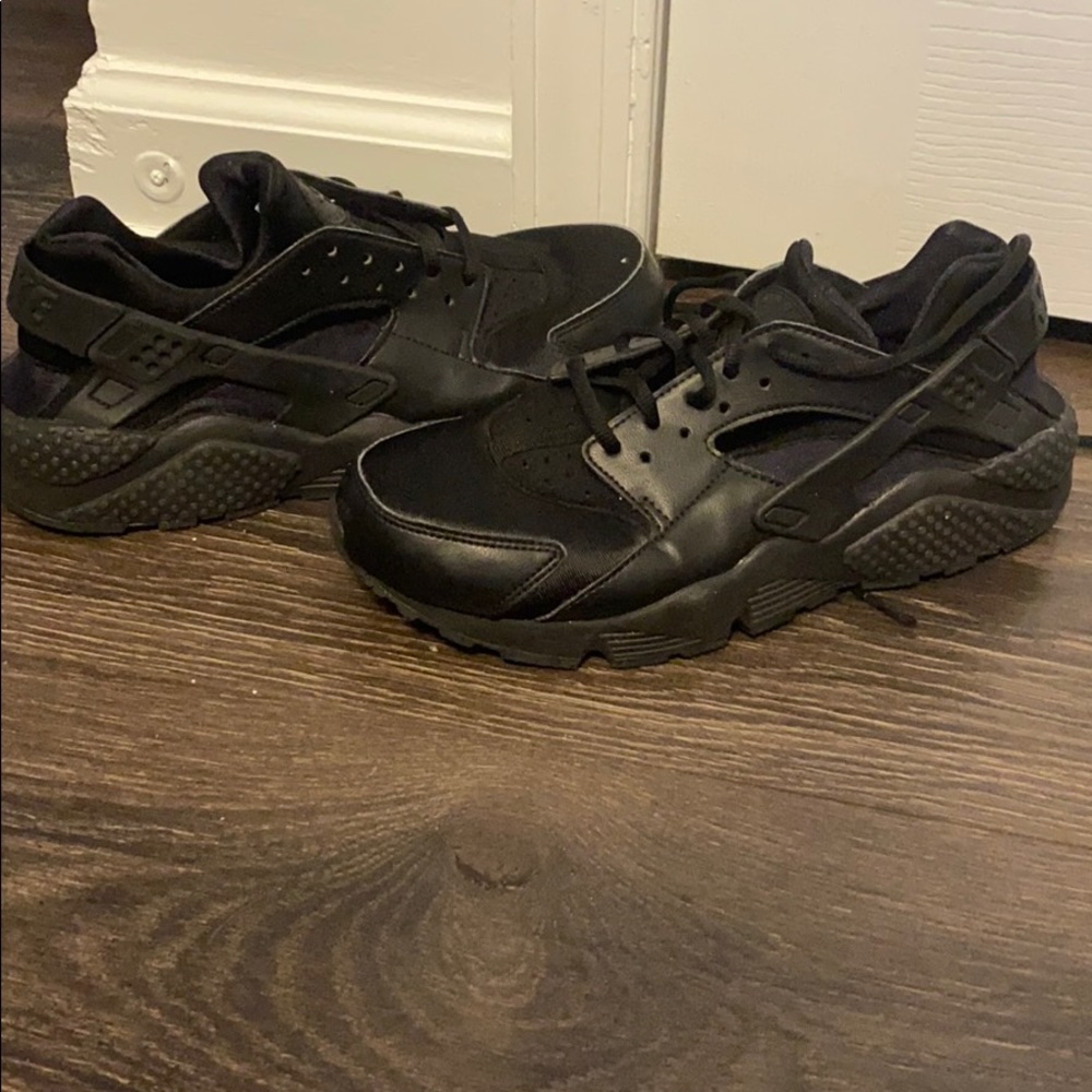 Black Nike Huaraches